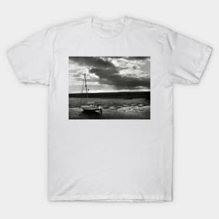 Yacht at low tide - Burnham Overy Staithe, Norfolk, UK T-Shirt